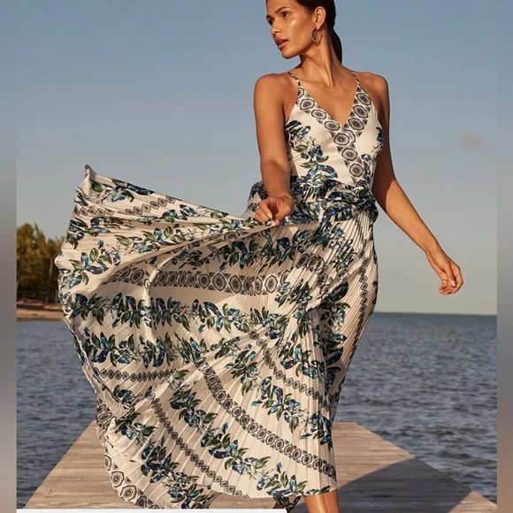 white house black market black and white floral dress Arielle's Wardrobe: Dress, Women's 14 – Aiken Tack Exchange Graphic Floral Maxi Dress |